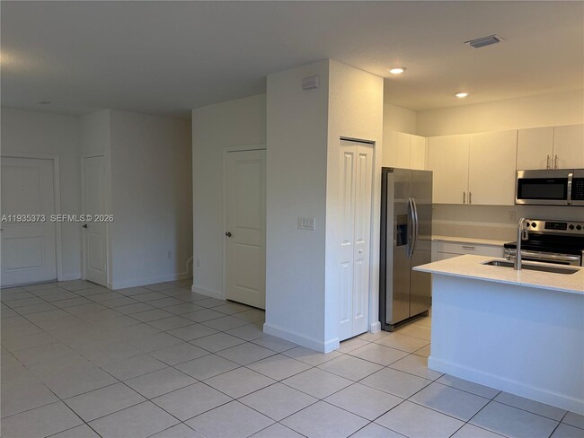 Building Photo - 2661 SE 10th St