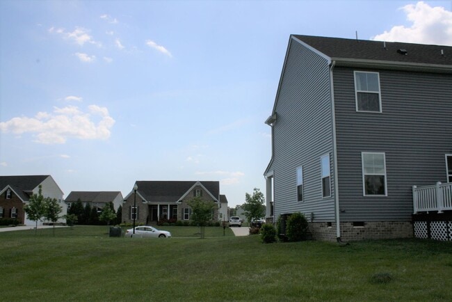 Building Photo - Large 4 bedroom home with recreational roo...
