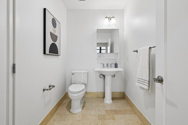 Building Photo - 1025 Maxwell Ln