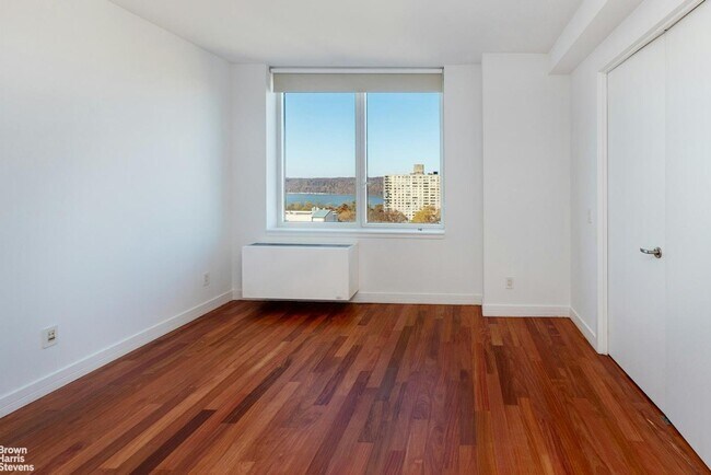 Building Photo - 640 W 237th St