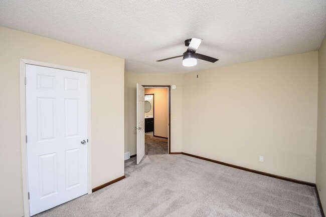 Building Photo - Charming Top-Floor 3-Bedroom Unit Near 18t...