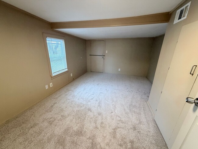 Building Photo - Updated 2 bed 1 bath