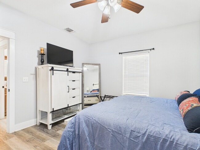Building Photo - Centrally Located Furnished Home