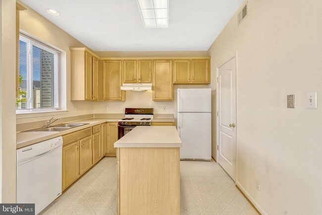 Building Photo - 13051 Park Crescent Cir