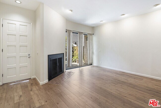 Building Photo - 2216 S Bentley Ave