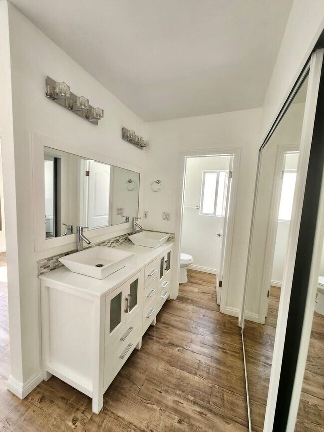 Building Photo - Beautiful and spacious condo in Tarzana!