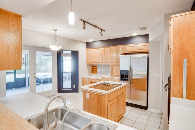 Building Photo - FOR RENT!!! STUNNING AND SPACIOUS SINGLE FAMILY HOME WITH LAKE VIEW...