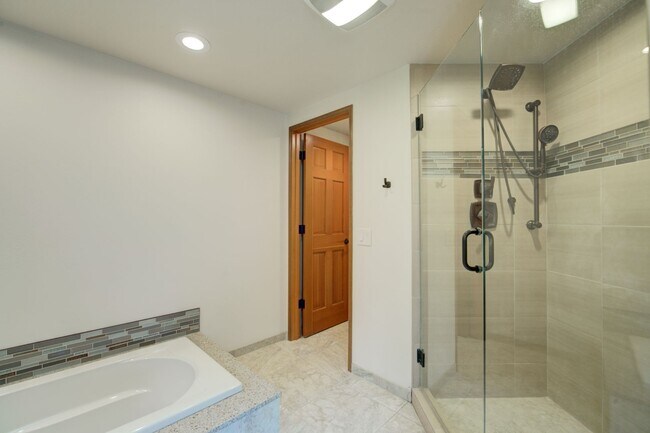 Building Photo - 5bd/3.5ba Bellevue Home