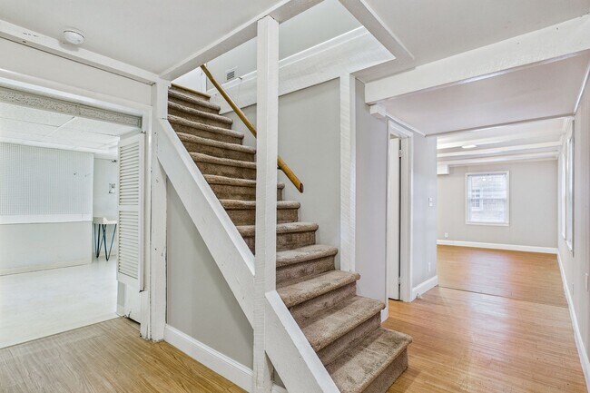 Building Photo - Large Home in Guilford Hills, Hardwood Flo...