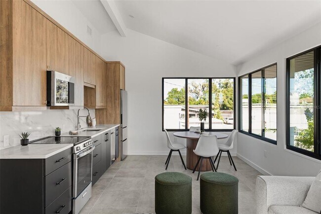 Building Photo - 870 Carver St