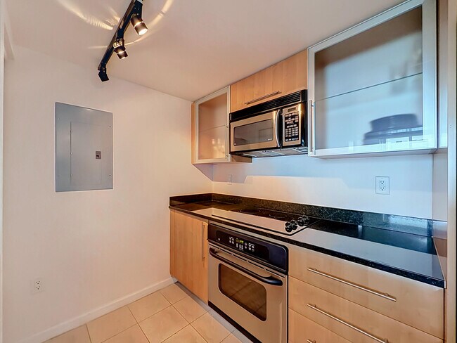 Building Photo - 610 W Las Olas Blvd