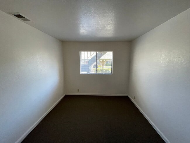 Building Photo - La Tierra Garden Apartments (2 Bed 1 Bath)