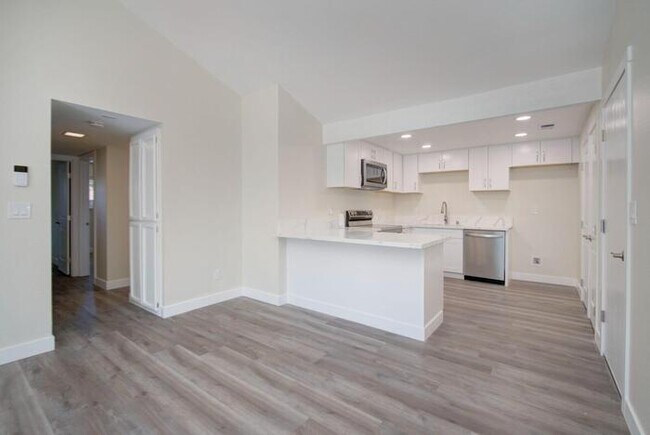Building Photo - Beautiful fully remodeled 3-bedroom 2 bath...