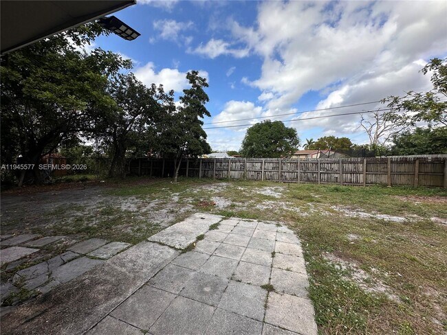 Building Photo - 1701 NW 14th Ct