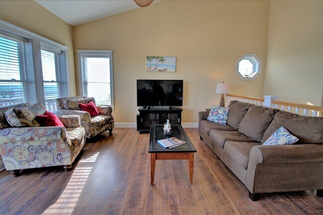 Building Photo - Pet Friendly Off Season Rental 4 Bedroom Oceanfront next to North Topsail Seaview Pier 12/1/2025 ...