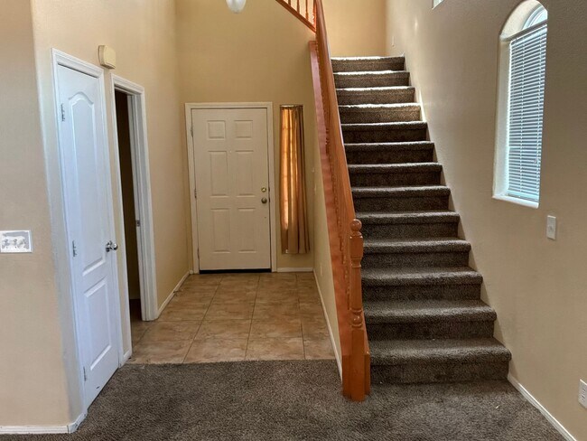 Building Photo - 2 Story 3 bedrooms 2.5 bathrooms