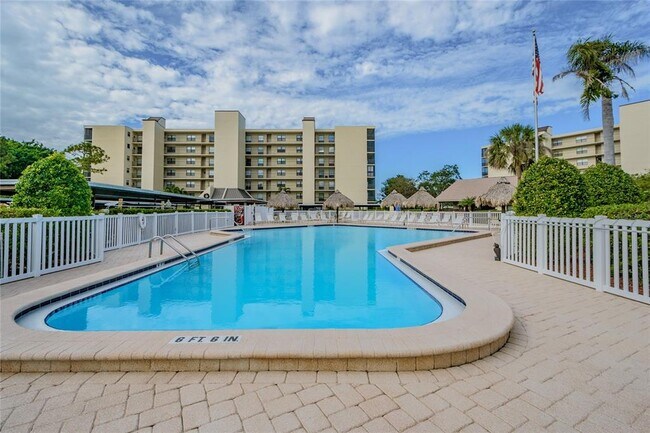 Building Photo - 2700 Cove Cay Dr