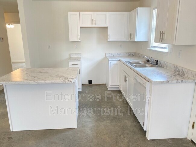 Building Photo - 2963 Lake Park Rd