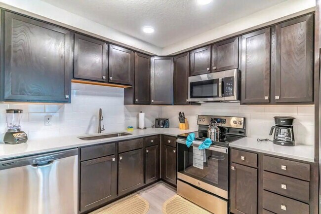 Building Photo - 4001 Breakview Dr