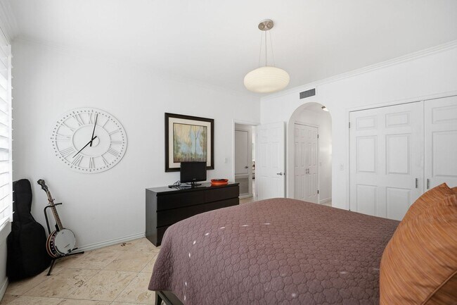 Building Photo - Charming 2-Bedroom Casita