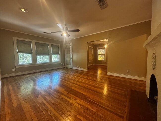 Building Photo - Cute 2 bedroom, 1 bath upstairs duplex in ...
