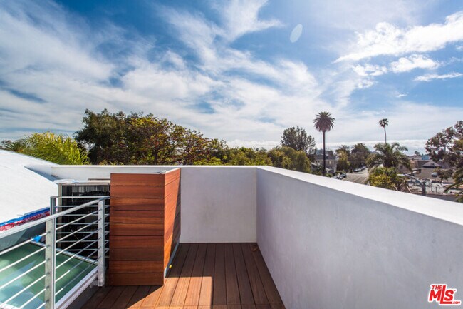 Building Photo - 1217 Cabrillo Ave