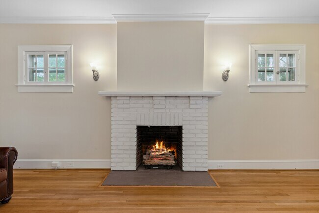 Building Photo - 317 W College Terrace