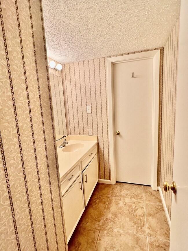 Building Photo - 21 April Hill