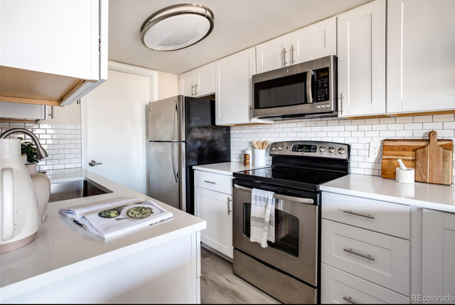 Building Photo - Updated 2 Bed 2 Bath in Denver's Mayfair N...