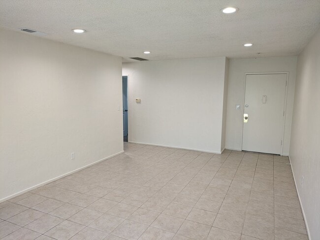 Building Photo - NEWLY REMODELED!!!!!One bedroom One Bath Unit