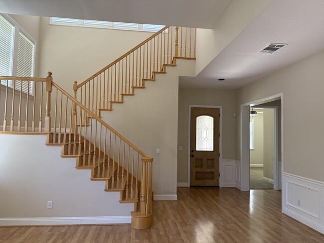 Building Photo - 855 Old Oak Rd