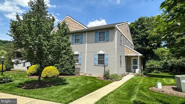 Building Photo - 611 Maplewood Ave
