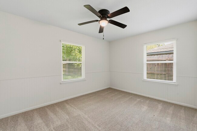 Building Photo - 913 Meadowlane St