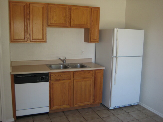 Building Photo - NICE 3 BR HOME W/ COUNTRY KITCHEN*CERAMIC ...