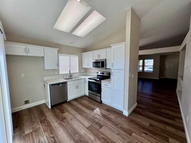 Building Photo - 3 bedroom Temecula home available for LEASE!