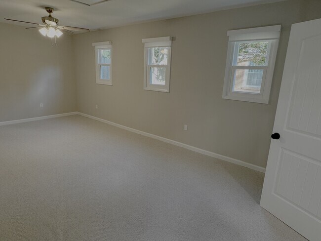 Building Photo - 1408 Suterland Rd