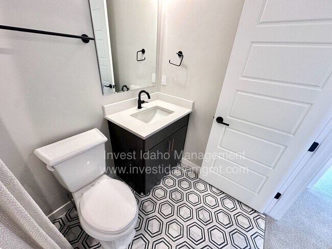 Building Photo - Luxury Living in the Heart of Star, ID – Gated Townhome with High-End Finishes