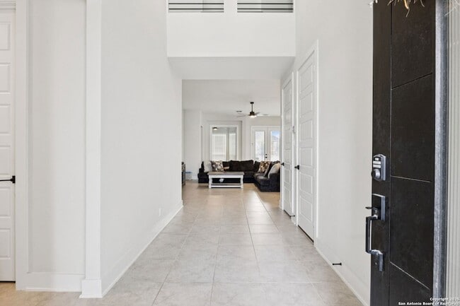 Building Photo - 462 Vamanos