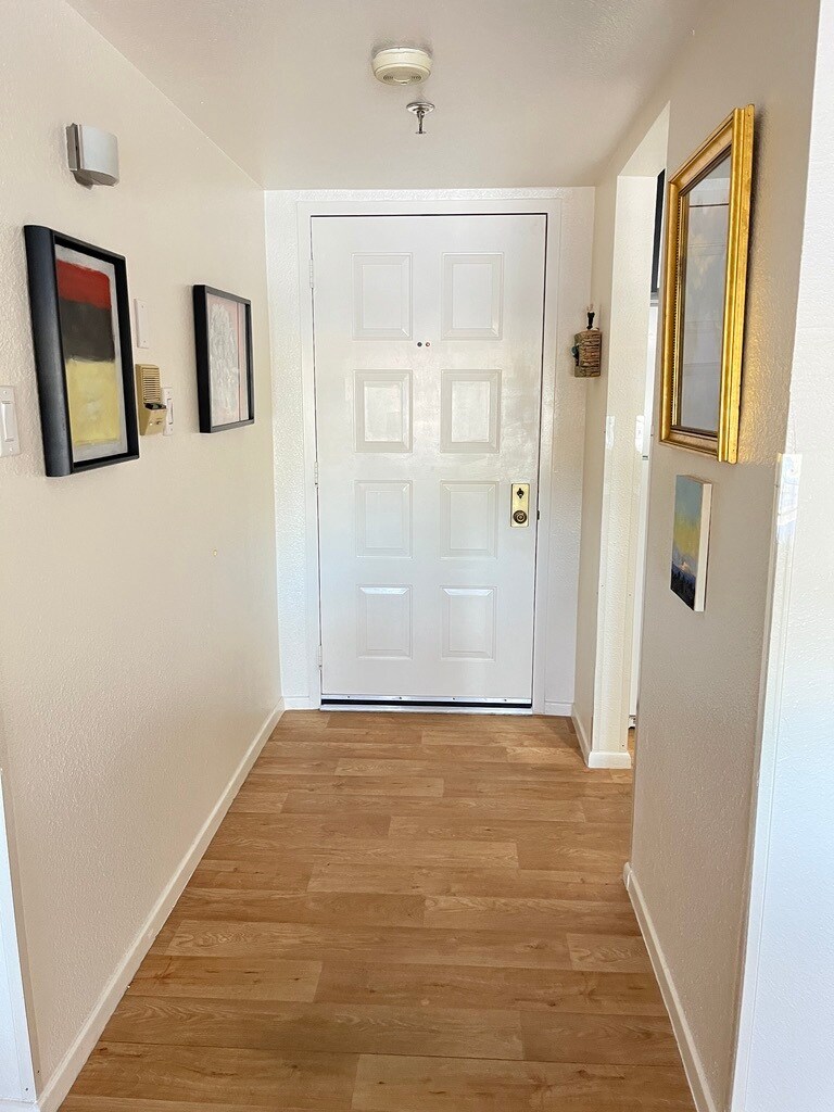 Entry Hal - 425 S Parkcrest