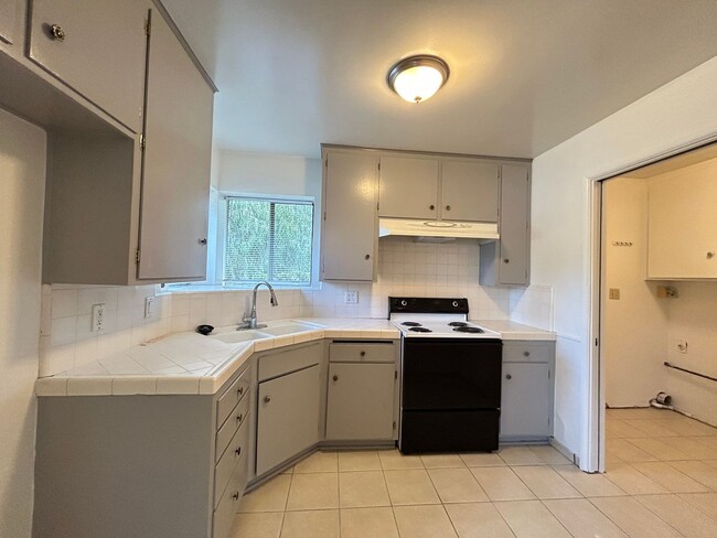 Building Photo - Adorable 2 Bed 1 Bath Duplex Unit in Orange Near Old Towne Orange