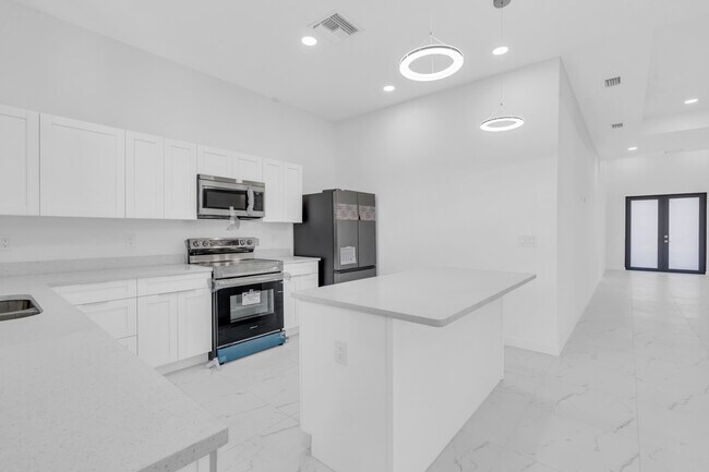 Building Photo - 1021 Chiquita Blvd N