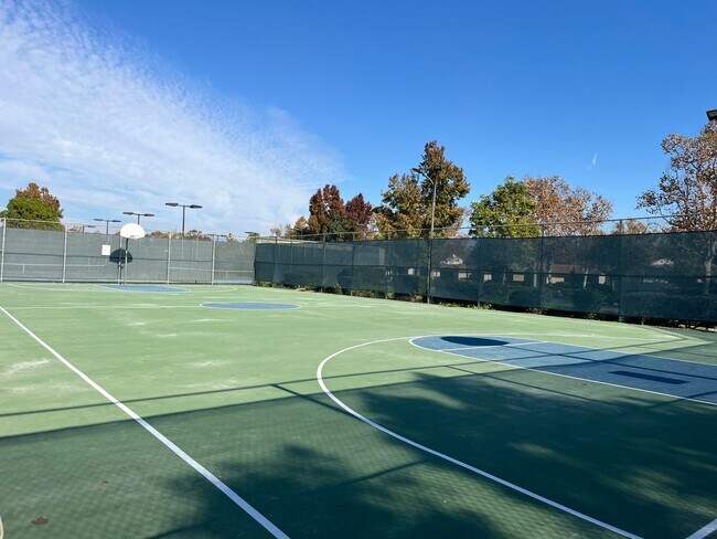 Building Photo - 2 bedroom, 1.5 bath townhouse in the heart of Irvine!