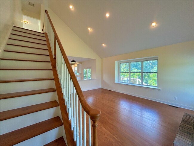 Building Photo - 101 Sunflower Cir