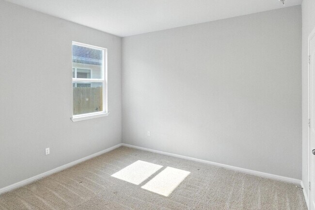 Building Photo - 211 Rainmaker Ln