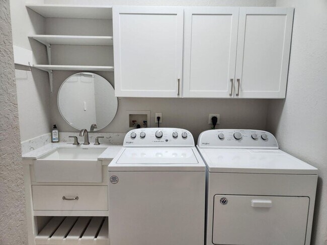 Building Photo - 2564 Sandy Cay