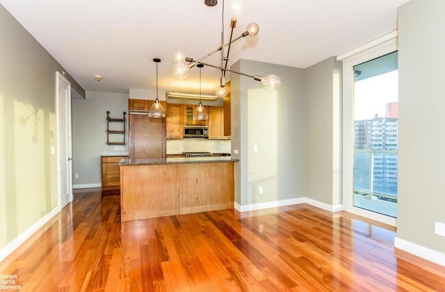 Building Photo - 640 W 237th St