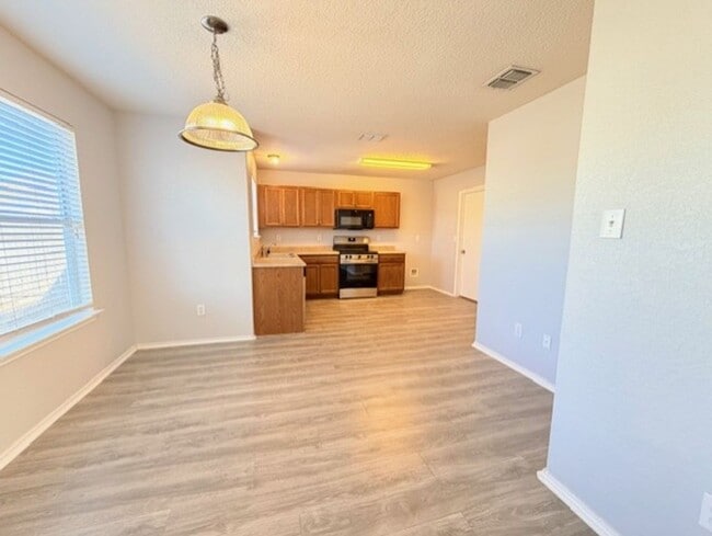 Building Photo - Super Nice 4 Bedroom w/Loft in Prime Location with Community Amenities