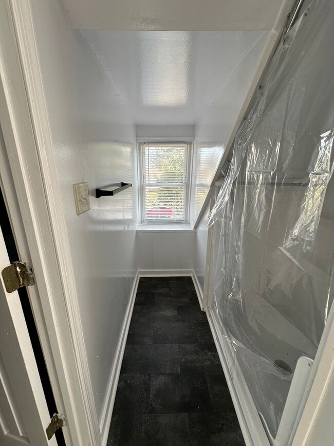 Building Photo - 3 bed 2 bath house on North Side! All electric, Central Air, laundry included, big yard