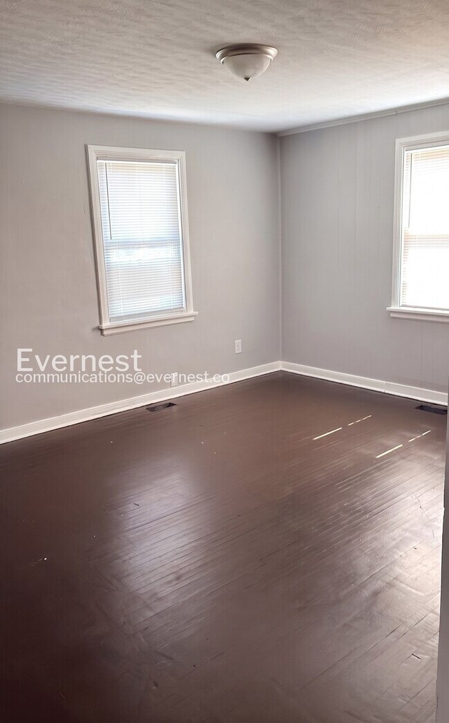 Building Photo - 2 Bed/1 Bath Home with Off-Street Parking / Pet-Friendly / Vouchers Accepted / Available Soon!