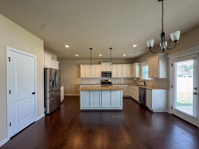 Building Photo - Stunning 5 Bed 4.5 Bath Fayetteville Home with Fenced Yard